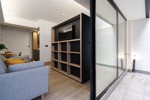 Estudio Planta Baja con Terraza | Living area | Flat-screen TV - Feelathome Ventas Suites (Madrid)