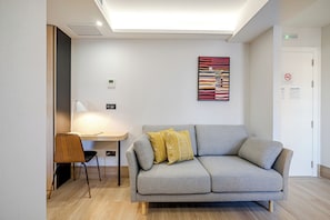 Flat-screen TV - Feelathome Ventas Suites (Madrid)