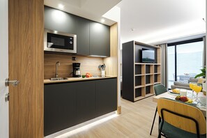 Estudio Planta Baja con Terraza | Cocina privada | Frigobar, microondas, parrilla de estufa y tostadora 