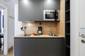Standard Studio | Private kitchen | Mini-fridge, microwave, stovetop, toaster - Feelathome Ventas Suites (Madrid)