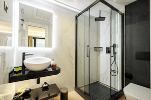 Estudio Planta Baja con Terraza | Bathroom | Shower, rainfall showerhead, hair dryer, towels - Feelathome Ventas Suites (Madrid)