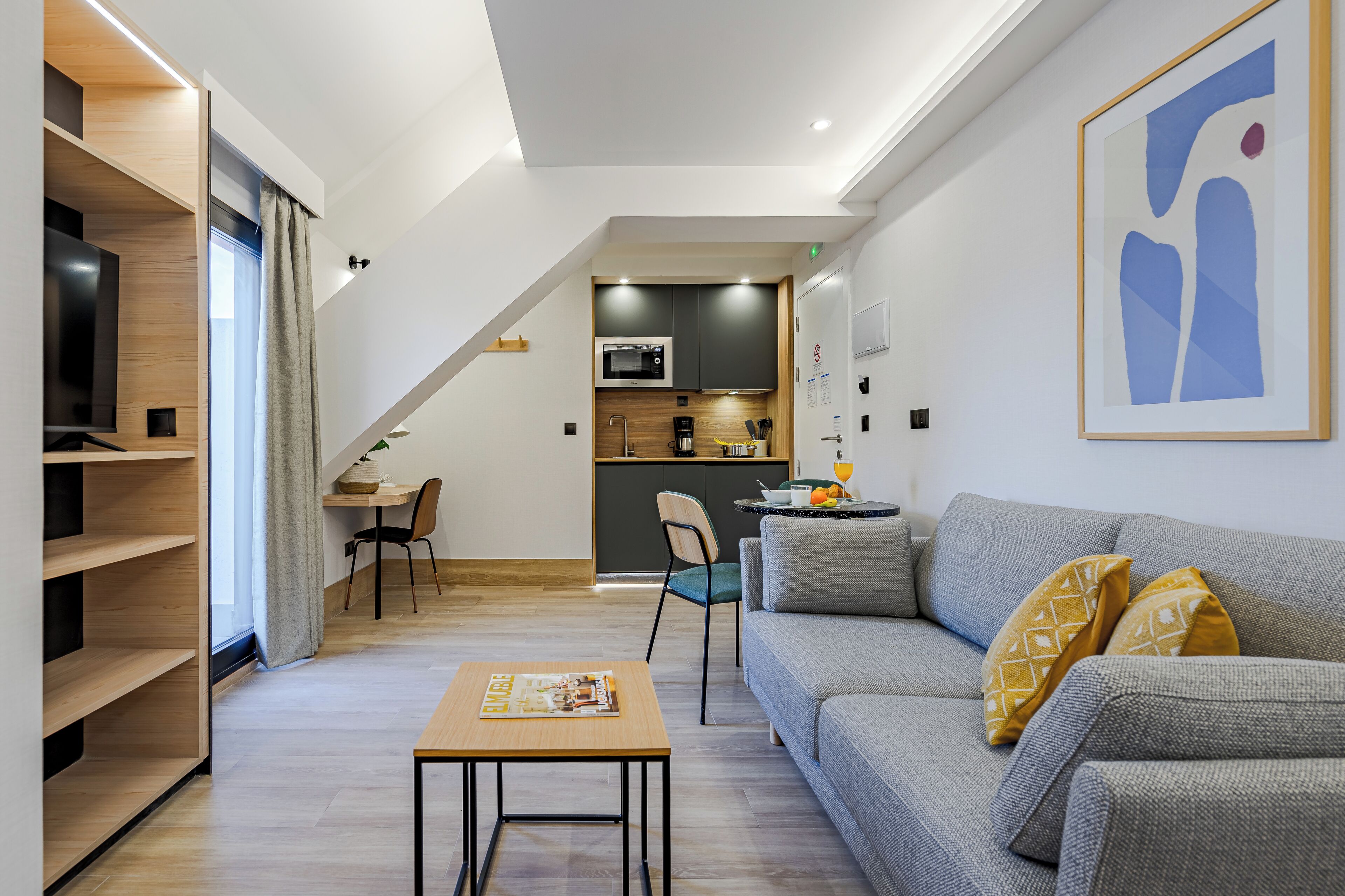 Estudio Superior con Balcón | Opholdsområde | Fladskærms-tv