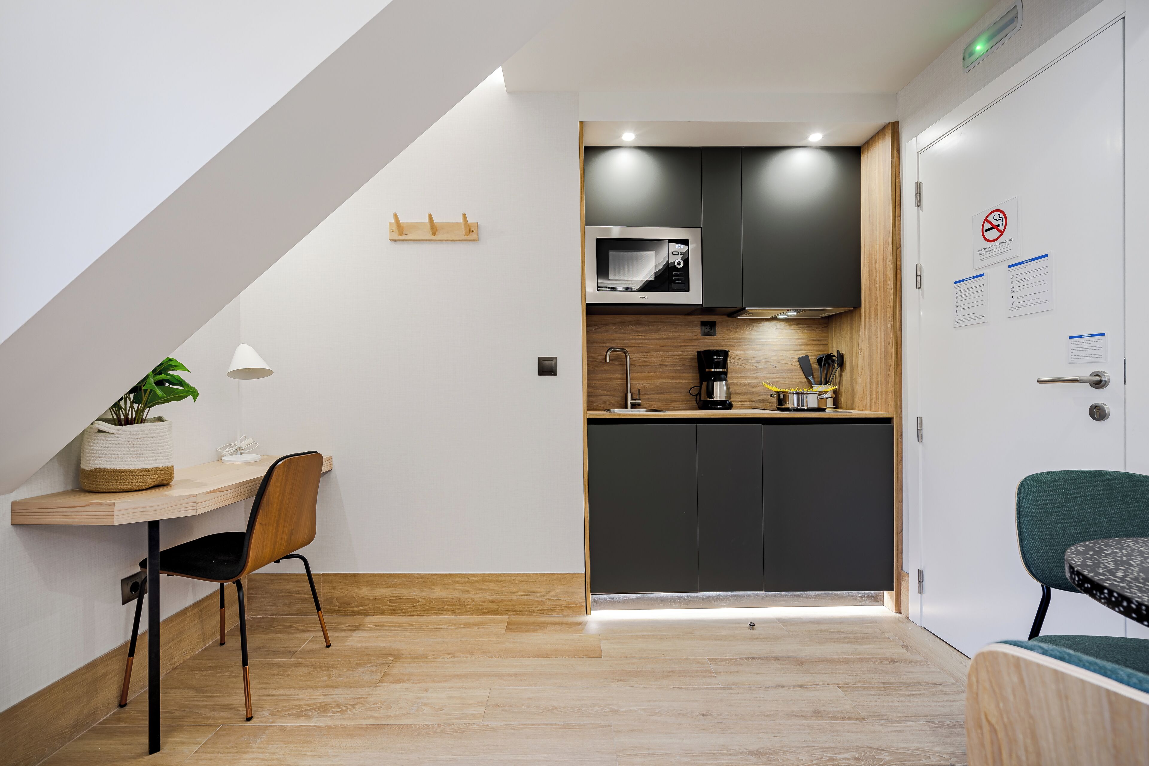 Estudio Superior con Balcón | Private kitchen | Mini-fridge, microwave, stovetop, toaster