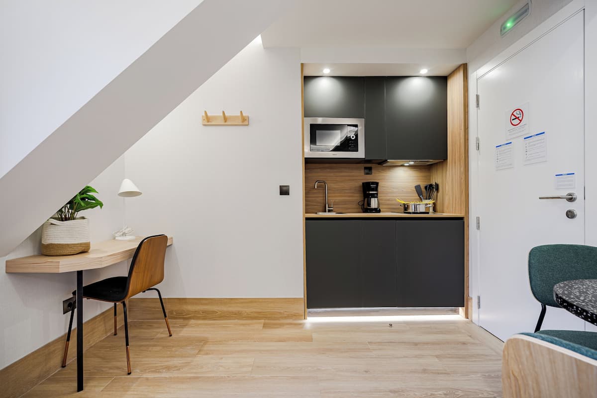 Estudio Superior con Balcón | Private kitchen | Mini-fridge, microwave, stovetop, toaster
