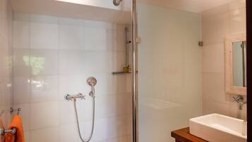 Chuveiro, toalhas de banho