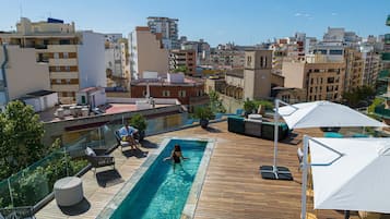 Piscina a l'aire lliure i gandules