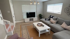 Living area - The Pink Pony Club in Sherman (Sherman)