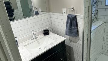 SĂšche-cheveux, serviettes fournies, savon, shampoing