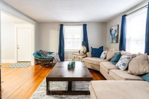 Your Perfect Retreat Awaits: Comfortable Haven in the Heart of Convenience!