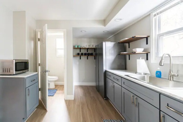 Kjøleskap, mikrobølgeovn, ovn og kokeplater