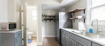 Your Perfect Retreat Awaits: Comfortable Haven in the Heart of Convenience!