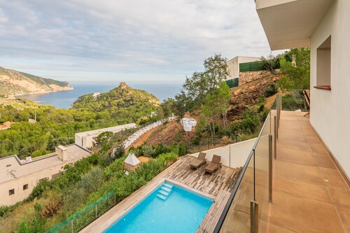 Apartment with community pool and sea view