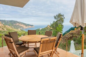 Outdoor dining - Apartment with community pool and sea view (Begur)