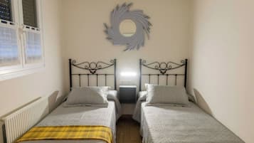 2 slaapkamers, een strijkplank/strijkijzer, gratis wifi, beddengoed