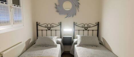 2 bedrooms, iron/ironing board, free WiFi, bed sheets