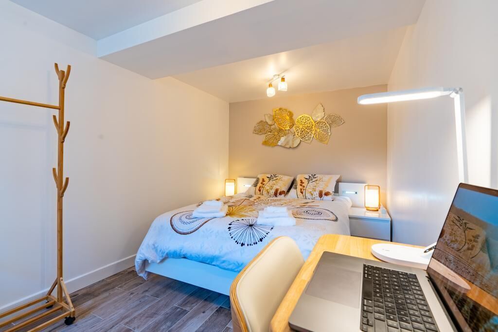 1 chambre, bureau, chambres insonorisées, fer et planche à repasser