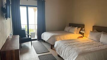 Habitación doble Deluxe | Escritorio, espacio para trabajar con laptop y cortinas blackout