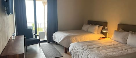 Deluxe tweepersoonskamer | Een bureau, een laptopwerkplek, verduisterende gordijnen