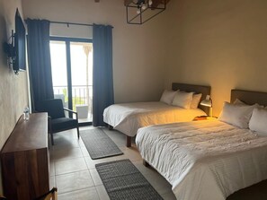 Habitación doble Deluxe | Escritorio, espacio para trabajar con laptop y cortinas blackout 