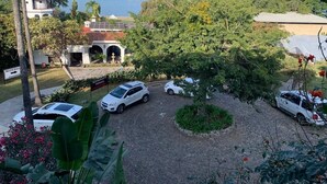 A coastal property with a view of the sea, a restaurant, and parked cars. - Casa Rivera de Moras (Tuxcueca)