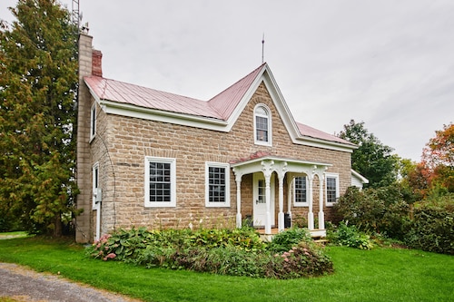 RIVERLEE 5-BEDROOM 3-ACRE WATERFRONT ESCAPE