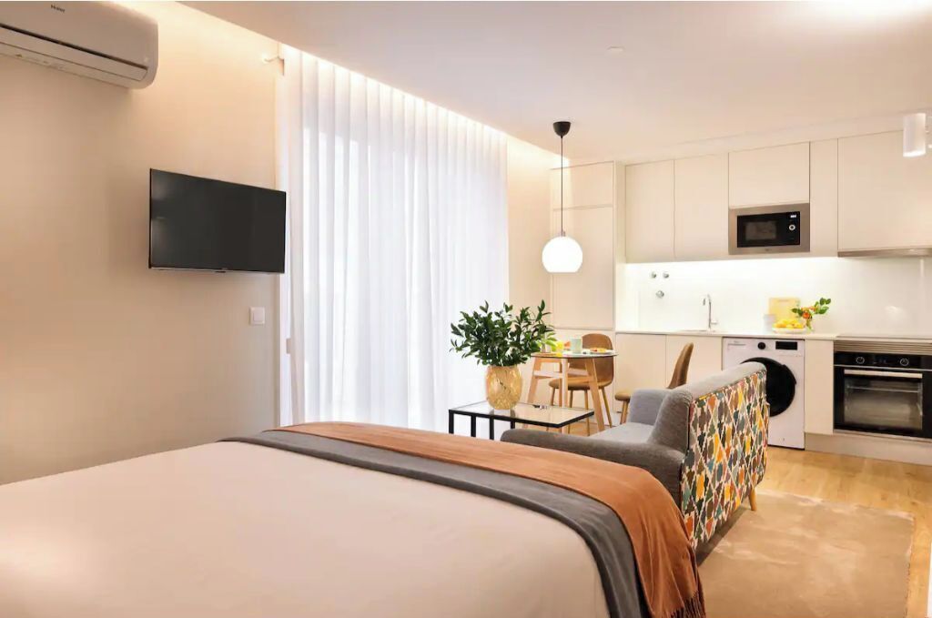 In-room safe, travel cot, Internet