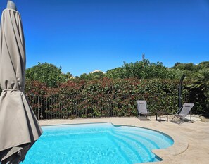 Una piscina al aire libre, una piscina climatizada
