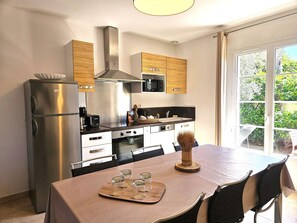 Fridge, microwave, oven, stovetop - Acqua è Terra 2-6 pers.clim,swimming pool &garden, 5min walk from the center of St-Florent (Saint-Florent)