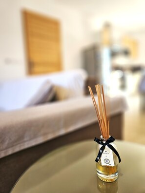 Eine Parfumflasche mit schwarzem Band auf einem runden Tisch in einem Hotelzimmer.