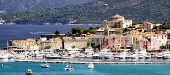 Beau logement au calme avec piscine et à dix minutes à pied du centre ville