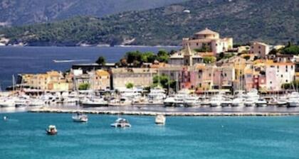Beau logement au calme avec piscine et Ă dix minutes Ă pied du centre ville