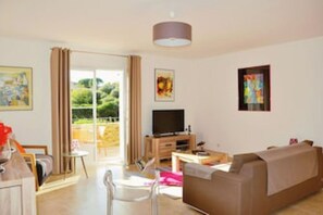 TV, DVD player - L'ARRIERE-SAISON IN SAINT-FLORENT (pool closed): 700 euros per week (Saint-Florent)