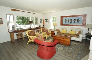 TV, books - Spacious Eagle River Wisconsin Lake home minutes from WCDC Derby track (Eagle River)