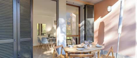 Standard-Apartment, Mehrere Schlafzimmer, am Strand (PL-Village 1 bedroom Deluxe) | Speisen im Freien