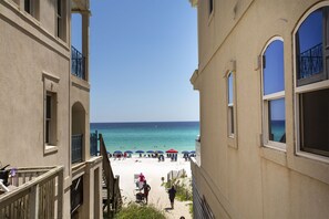 Vista de una playa desde un edificio con balcones que dan al mar.