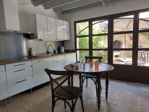 Refrigerador, microondas, horno, placa de cocina