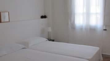 1 habitación, tabla de planchar con plancha y cuna de viaje