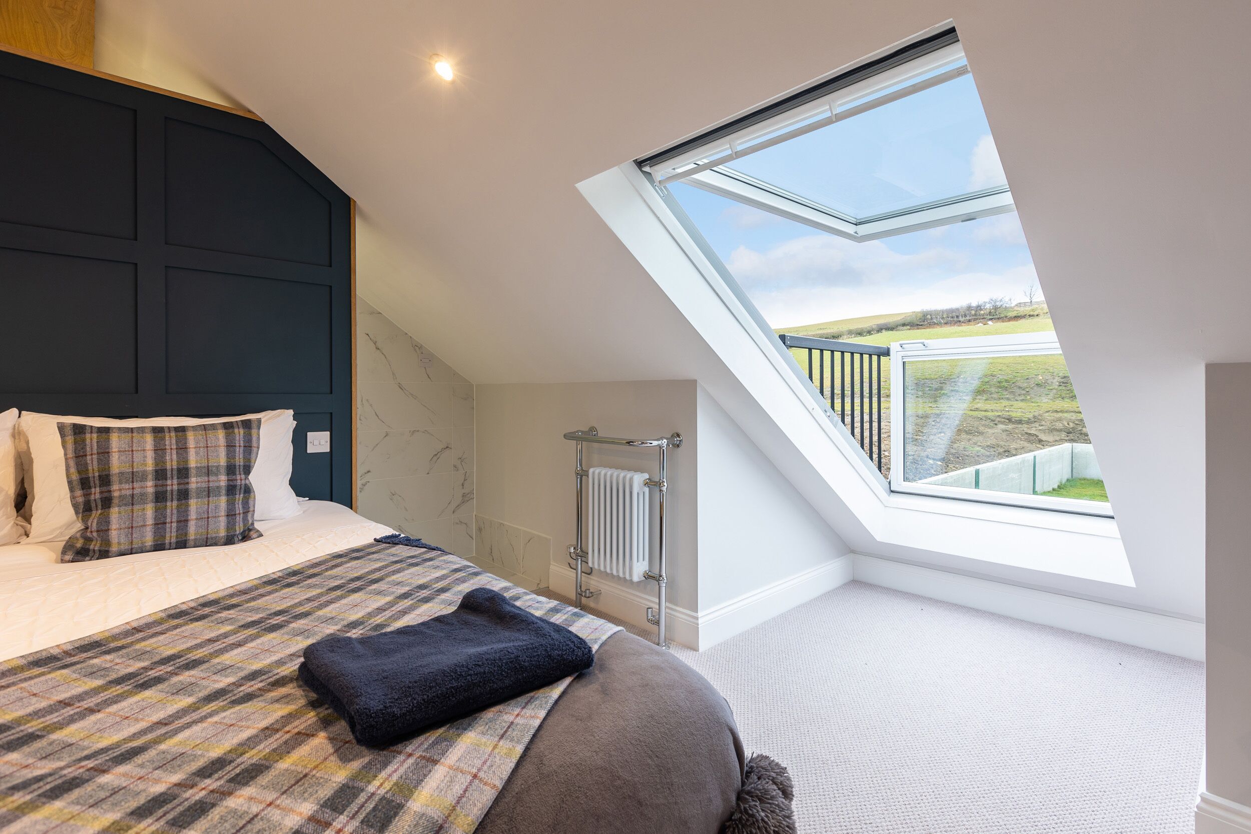 2 quartos, individualmente decorados, individualmente mobiliados