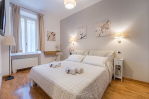 1 多间卧室、记忆海绵床垫、办公桌、熨斗/熨衣板