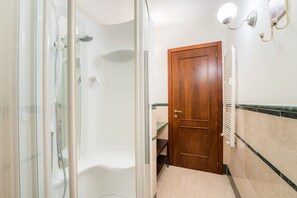 Bruser, hårtørrer, bidet, håndklæder