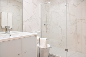 Dusche, Haartrockner, Handtücher, Seife