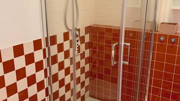 Doccia, asciugacapelli, bidet, asciugamani