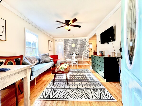 Smart TV - Wine and Wedding Mountain Getaway at Arborview - 5 minutes from Downtown (Dahlonega)