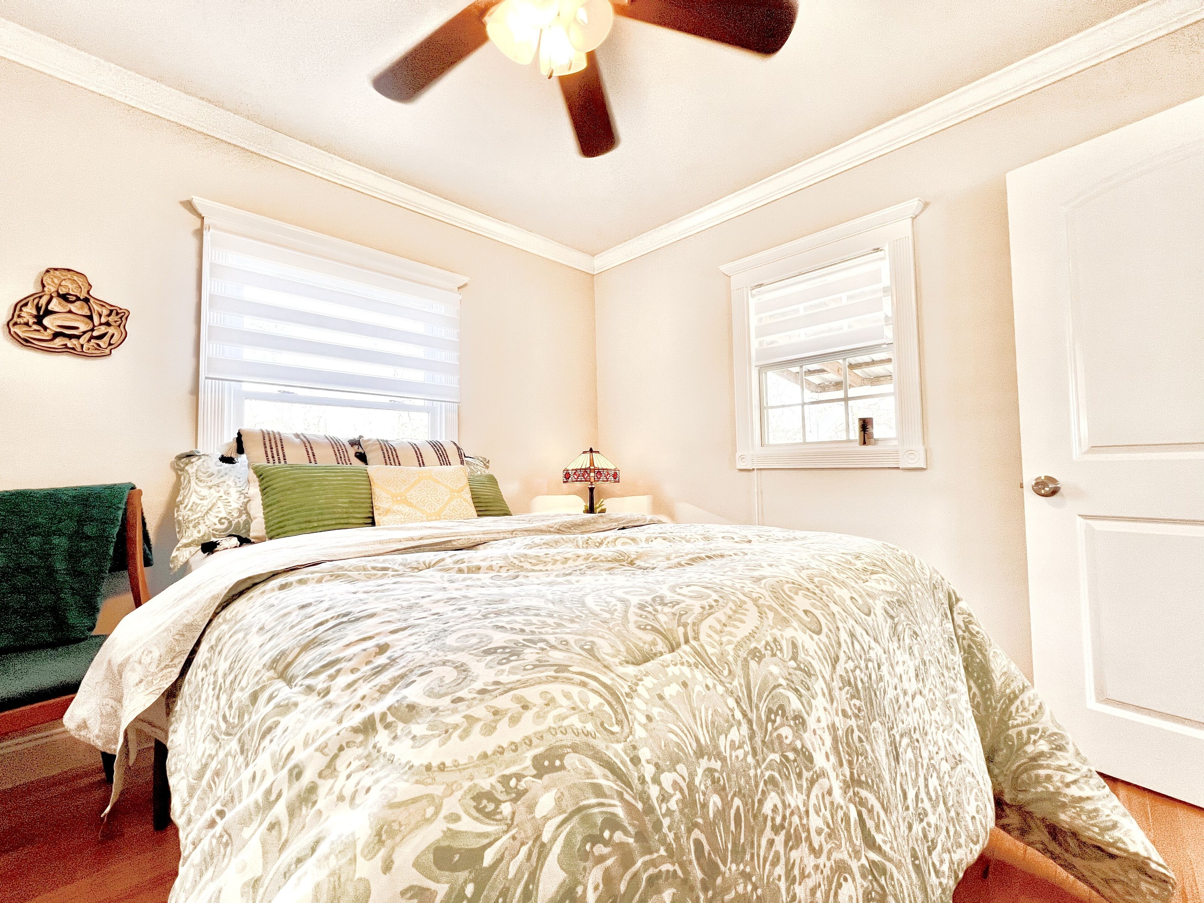 2 bedrooms, desk, WiFi, bed sheets