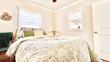 2 bedrooms, desk, WiFi, bed sheets