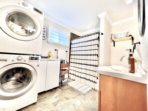 Towels, soap, shampoo, toilet paper - Wine and Wedding Mountain Getaway at Arborview - 5 minutes from Downtown (Dahlonega)