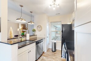 Fridge, microwave, oven, stovetop - Downtown dog-friendly home with enclosed backyard, lawn, basketball hoop, W/D (Bentonville)