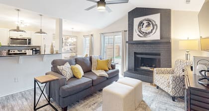 Downtown dog-friendly home with enclosed backyard, lawn, basketball hoop, W/D