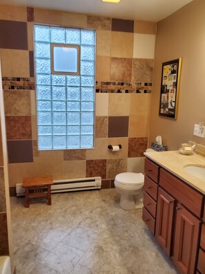Ensemble douche/baignoire, sèche-cheveux, serviettes fournies, savon