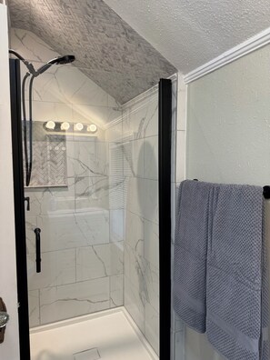 Dusche, Haartrockner, Handtücher, Seife